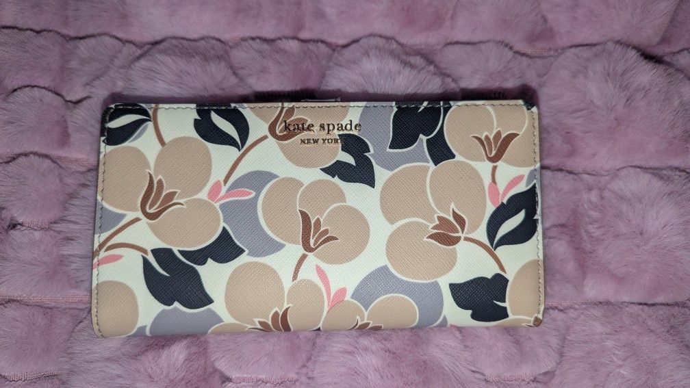 Kate Spade Cameron Breezy Floral wallet NWOT (Sold Out Everywhere!)
This is an incredibly hard to find wallet.
New, without tags.
MSRP $119.