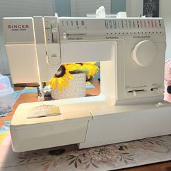 SINGER SEWING MACHINE