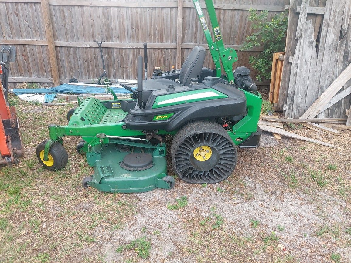 John Deer Z930M Zero Turn Lawn Mower