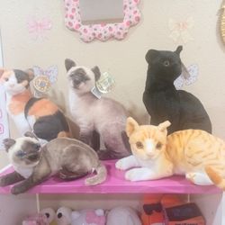Cats Beautiful Plushes Realistic Looking New With Tags  $40 Takes All Of Them