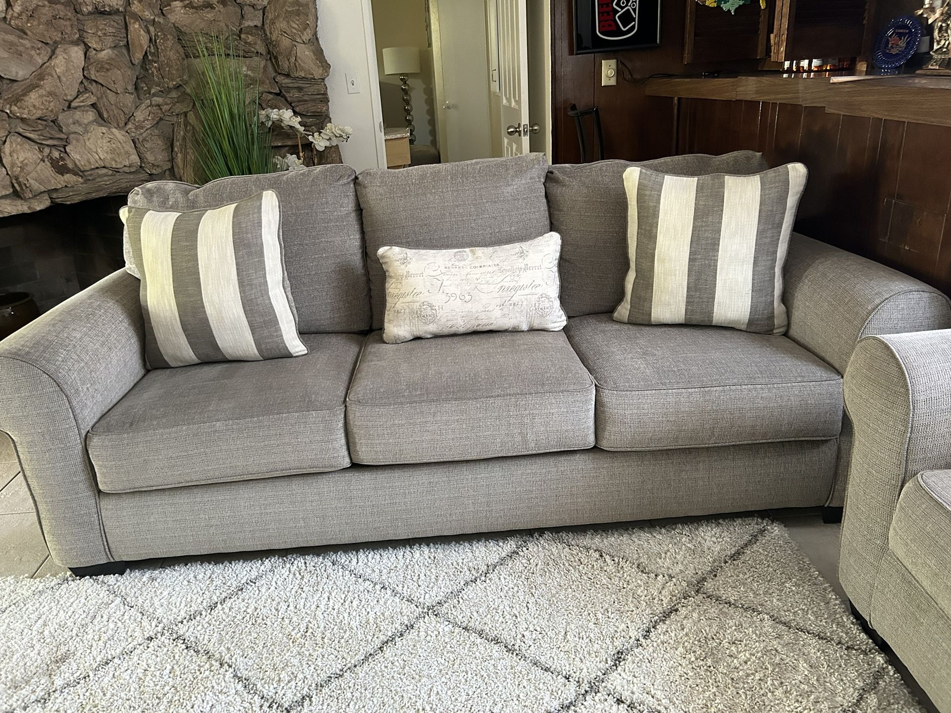 2 Couches. Looks like New. Pretty Good Condition. No Stains for Sale in South Gate, CA OfferUp