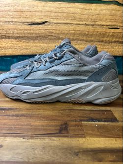 adidas Yeezy Boost 700 V2 Size 12 Mauve