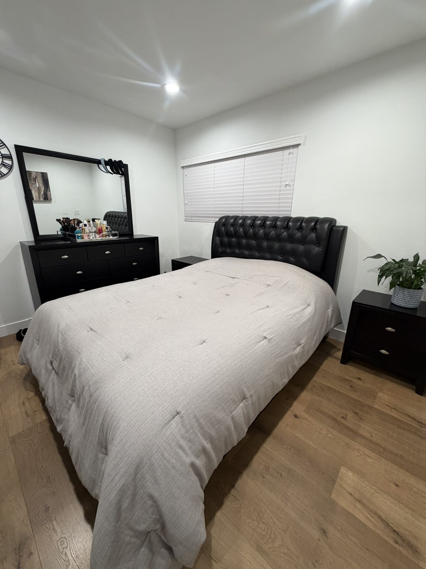 Queen bedroom set (without mattress)