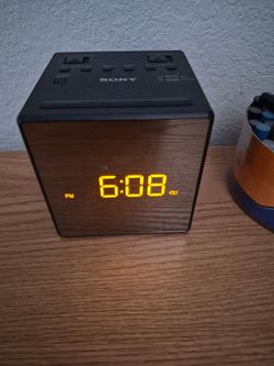 SONY Cube Clock and Radio with Dual Alarm. Super clean and in good shape.