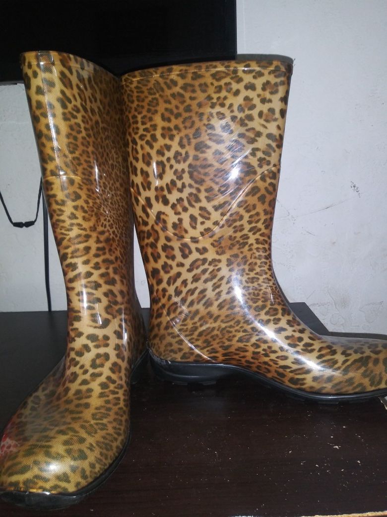 FREE Rain boots size 7