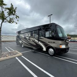 2013  Thor Outlaw Motorhome With Garage 