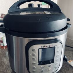 Instant Pot Duo 6 Qt Electric Pressure Cooker 7-in-1 with Easy-Release Steam Switch, Slow Cooker, Rice Cooker, Great Conditions,barely Used