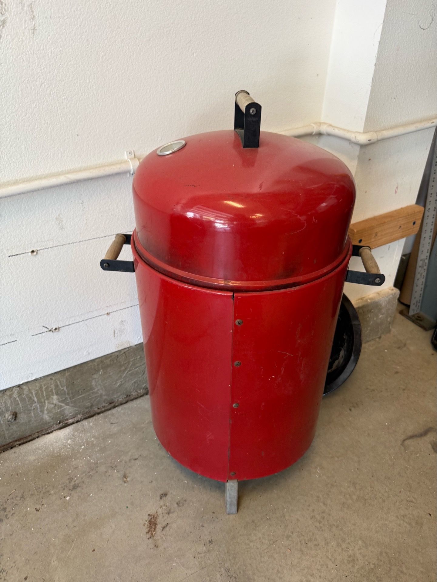 Charcoal smoker grill