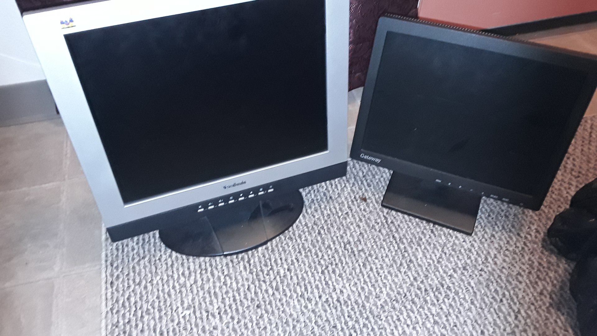 Free monitor but no cables