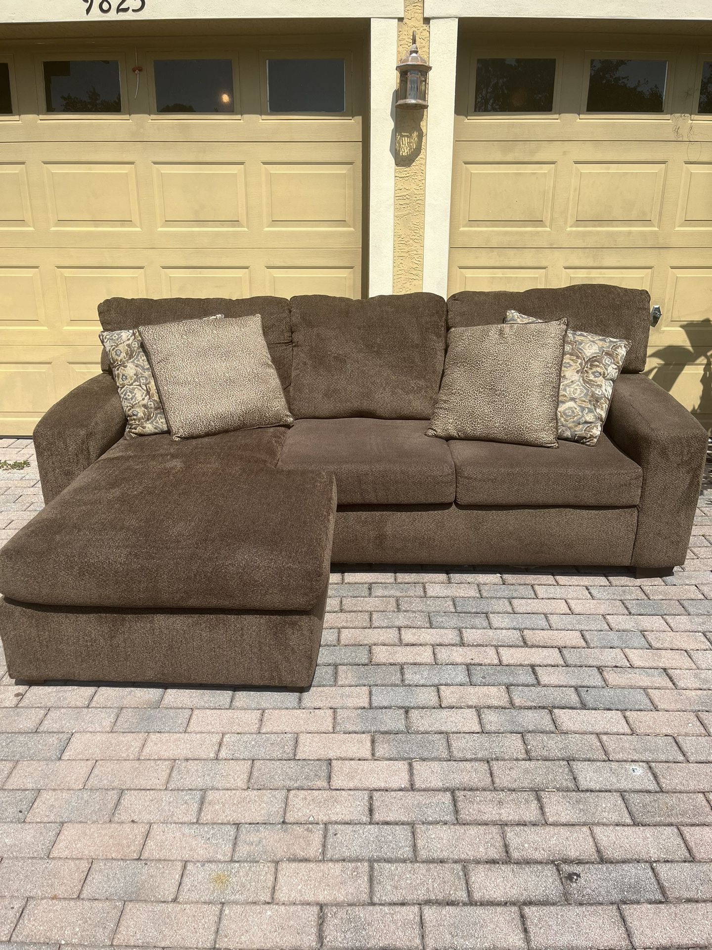 Sectional Couch *Free Delivery* 🛻I
