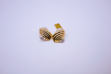 18K gold stud diamond earrings