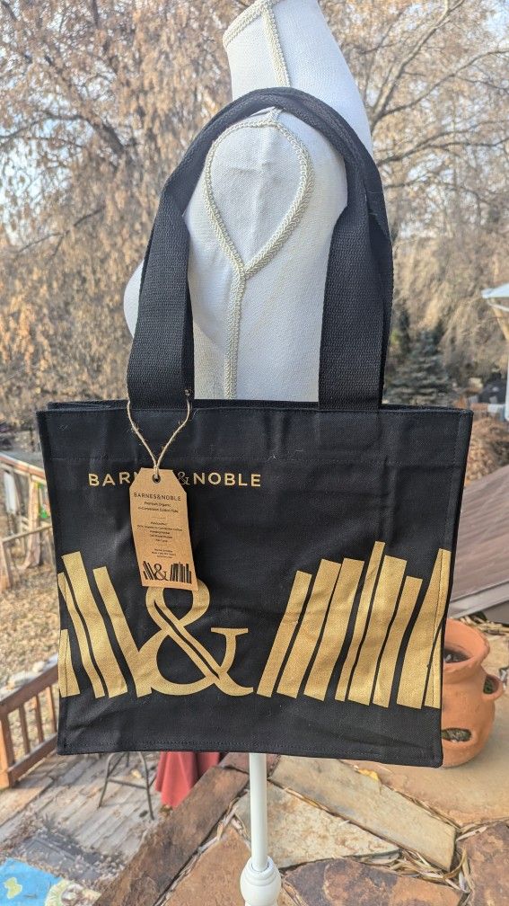 Barnes and Noble Black and Gold 100% Cotton Tote NWT
In perfect New Condition.
This Black Premium 100% Organic Cotton Canvas in-Conversion Reusable