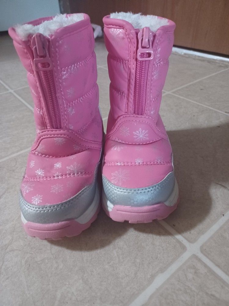 Snow Boots Sizs 7. NEW