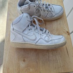 Womens White Nike Shoes Size 7.5