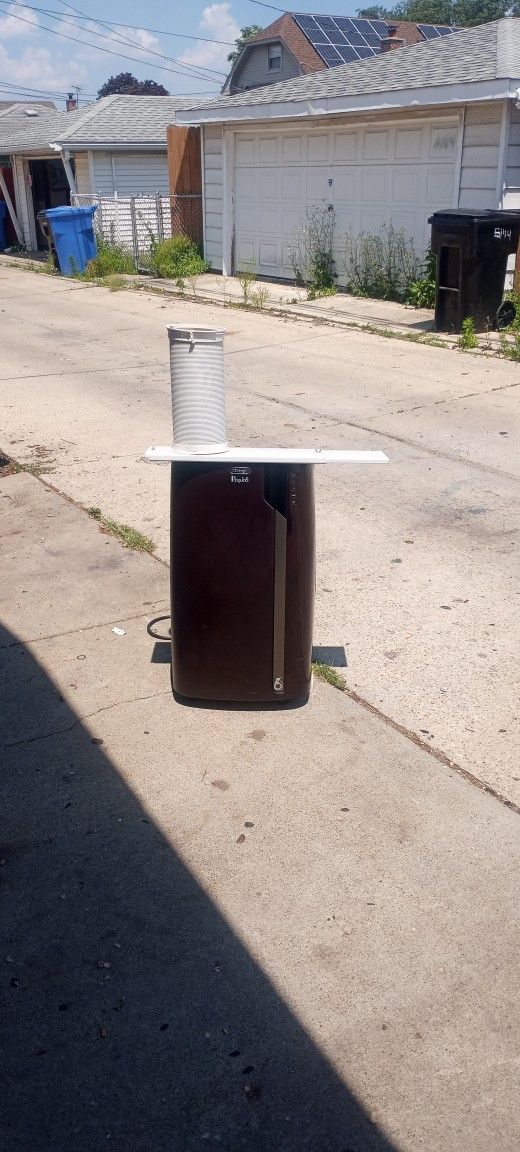 Air Conditioner Portable 14,000 BTU . Blows Ice Cold Air
