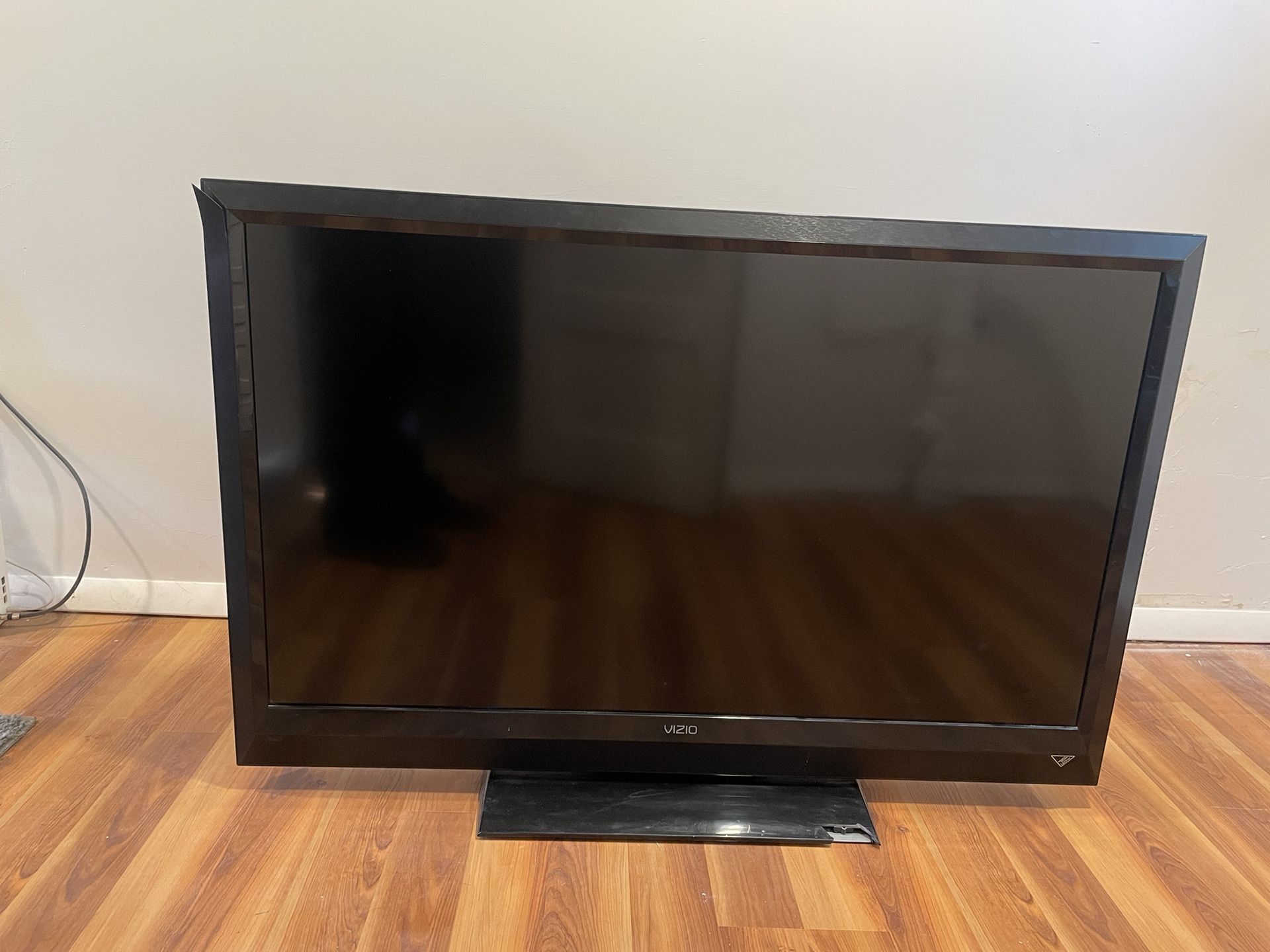 Flatscreen TV WITH Roku Attachment 