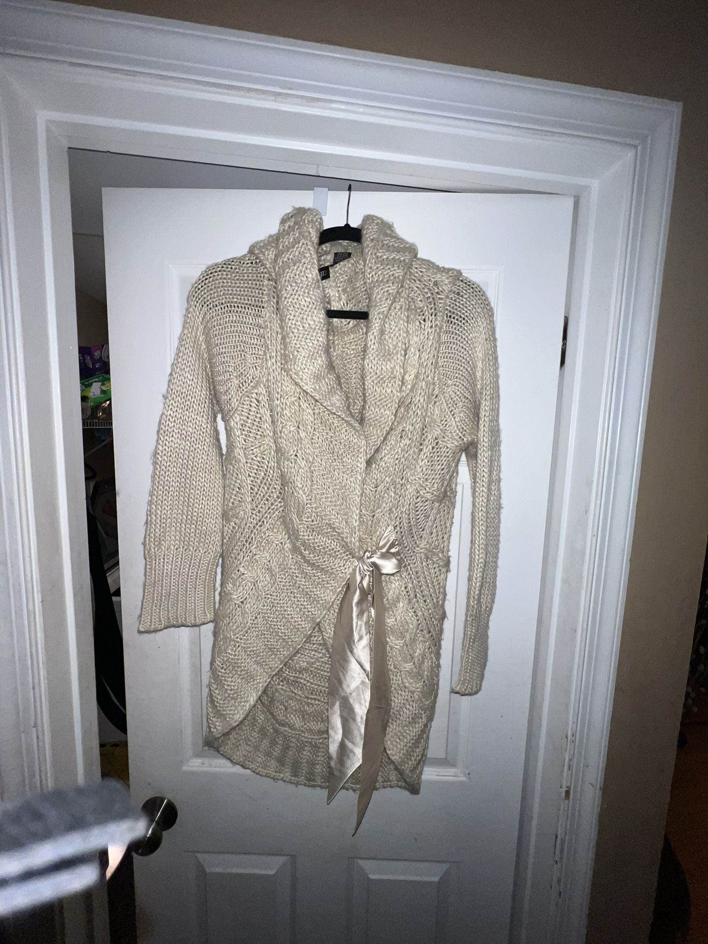 Ladies Medium JL Heart tan cable knit cardigan w satin tie EUC
