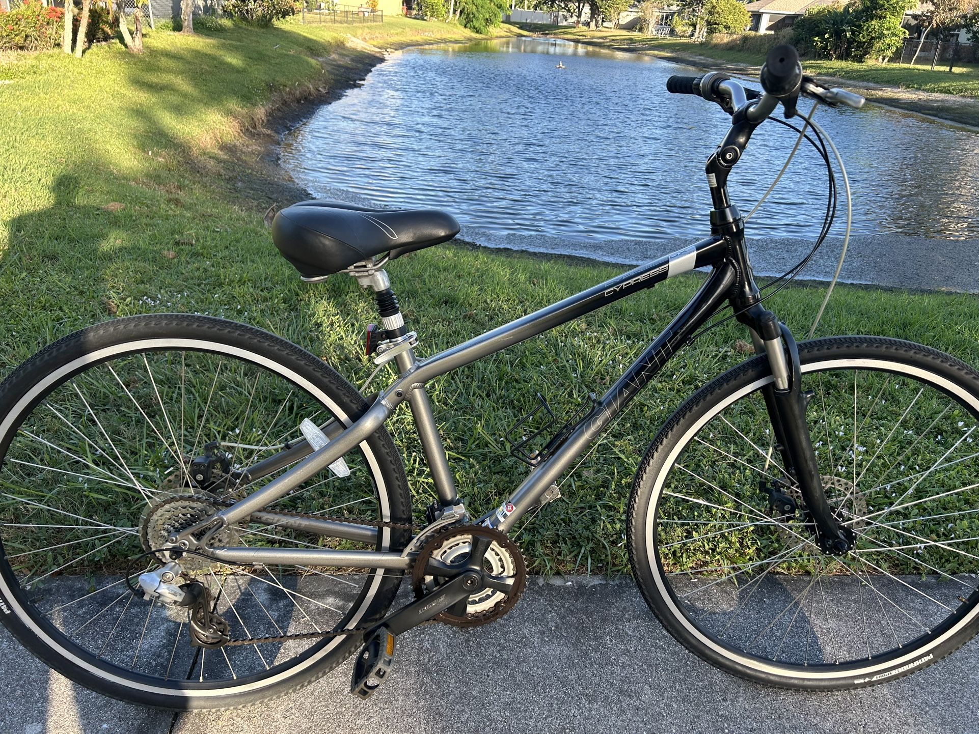 Giant Cypress DX Hybrid Disc Brake Bicycle SERVICED