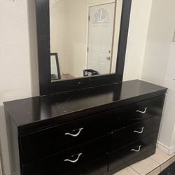 Dresser With Mirror 