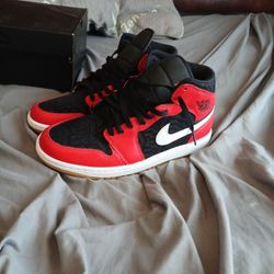 Air Jordan 1 Mid Se In Black/fire Red-white-malachite