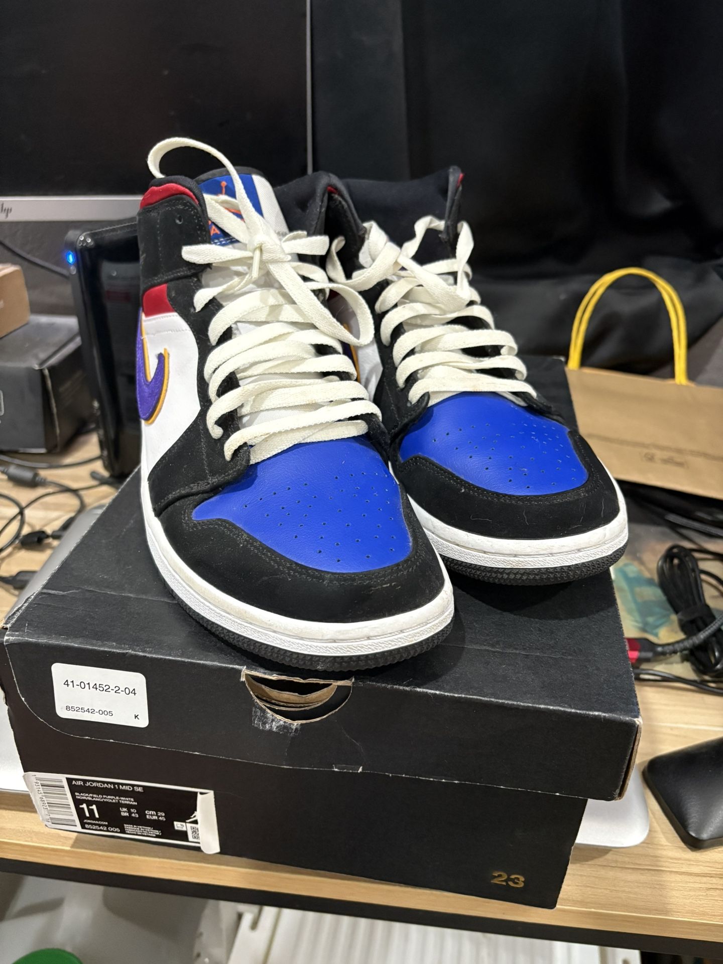 Air Jordan 1 MID SE Size 11
