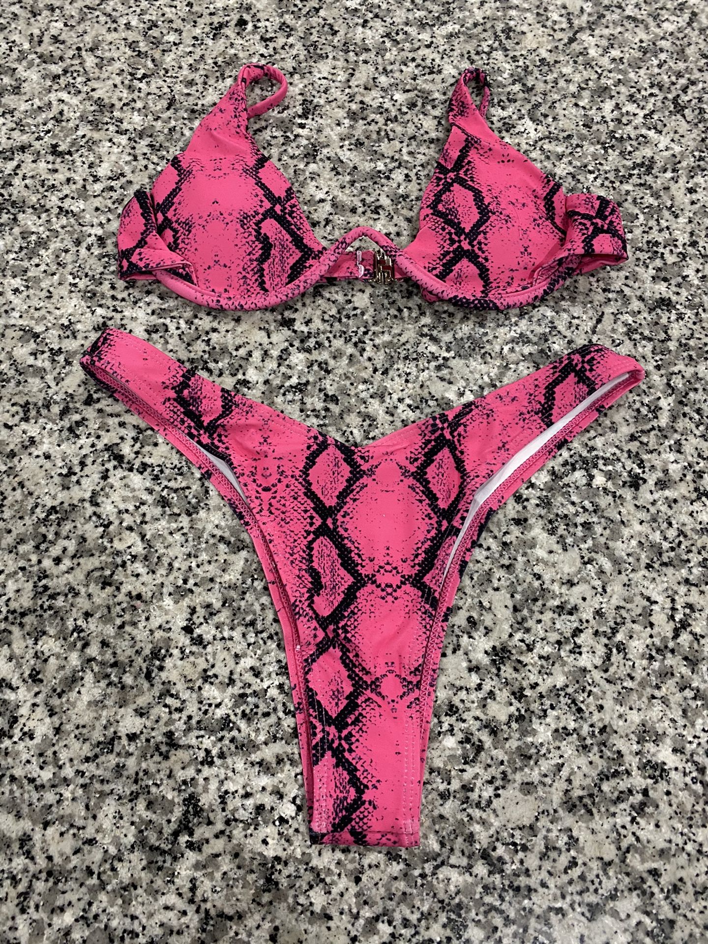 Pink and black bikini 👙