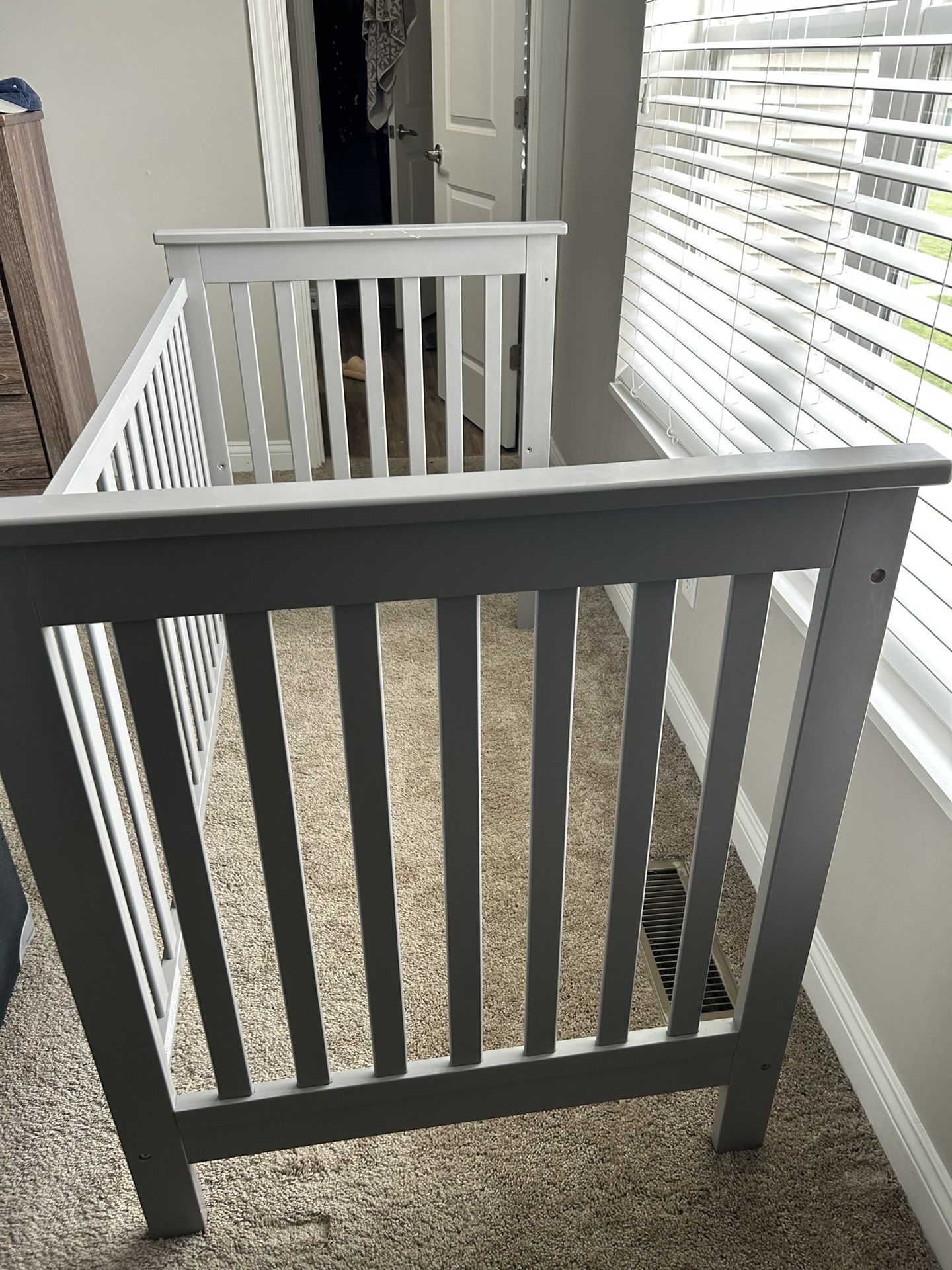 Delta Child Crib - Convertible 