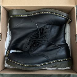Dr Martens Boots “ 1460 Pascal “ Wmns 11 / Mens 10