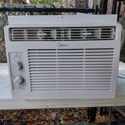 Midea Window Unit 5000BTUs 