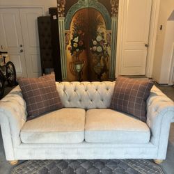 Free delivery 🛋️ Chesterfield Style Tufted Sofa – Light Beige Linen (Includes Pillows!)