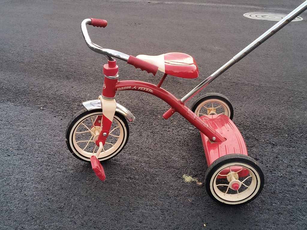 10" Radio Flyer Steer And Go Tricycle with Removable Handle