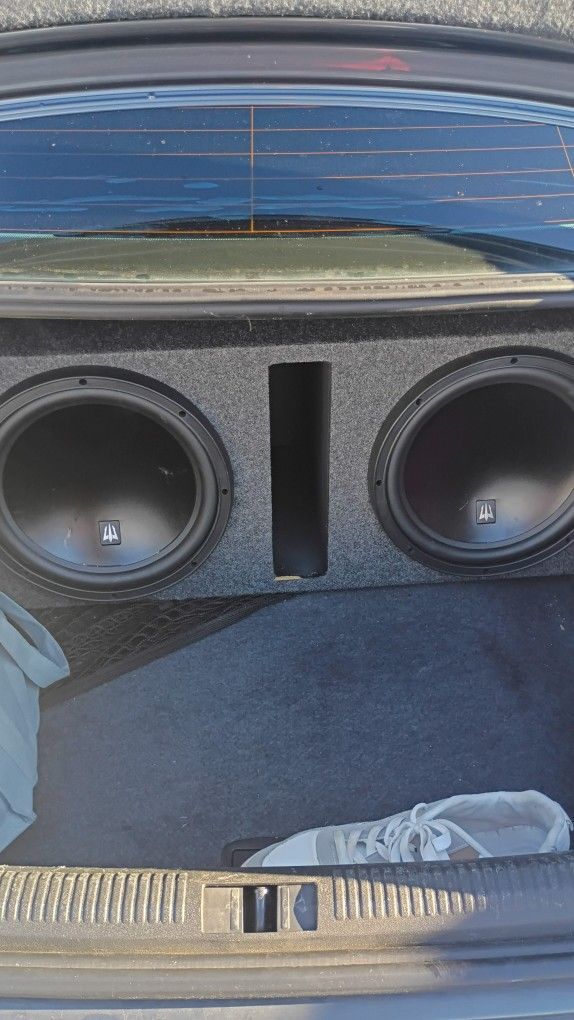 Two (2) 12" Speaker Box With 1600w Kicker Amplifier