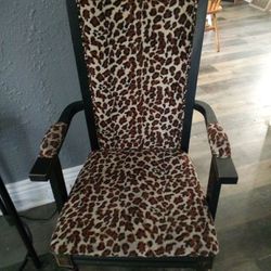 sturdy chair 20$