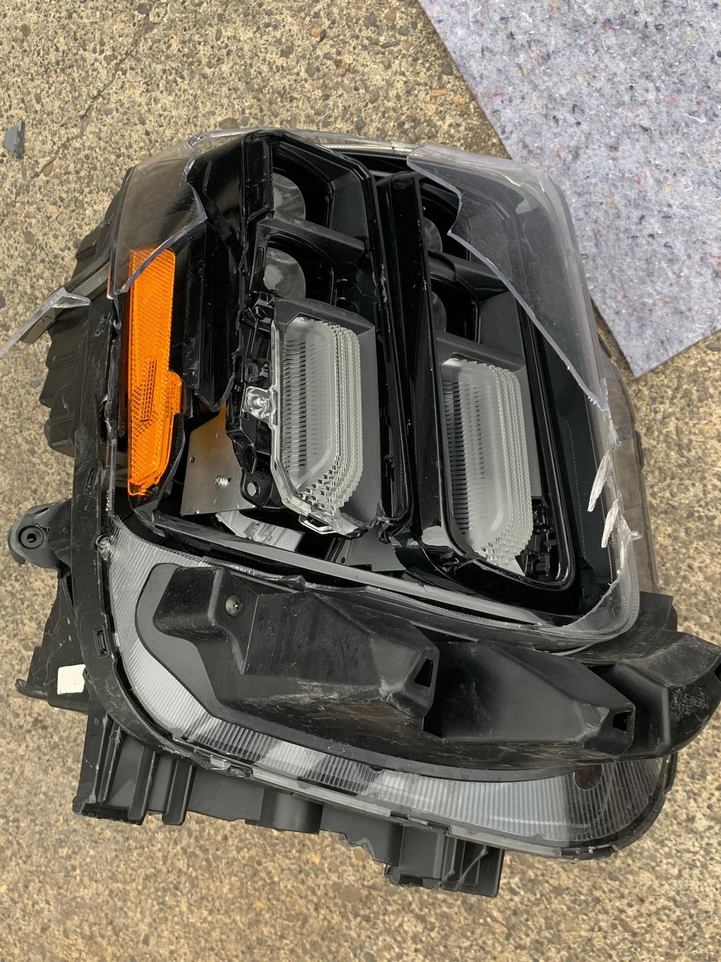 2024 Kia Telluride Headlight / Broken Plastic 