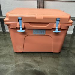 Yeti Tundra 35 Hard cooler Coral 