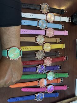 14  Relojes  $50 Por Todos O  $5 Cada Uno 