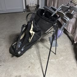 golf clubs and bag wth stand and balls