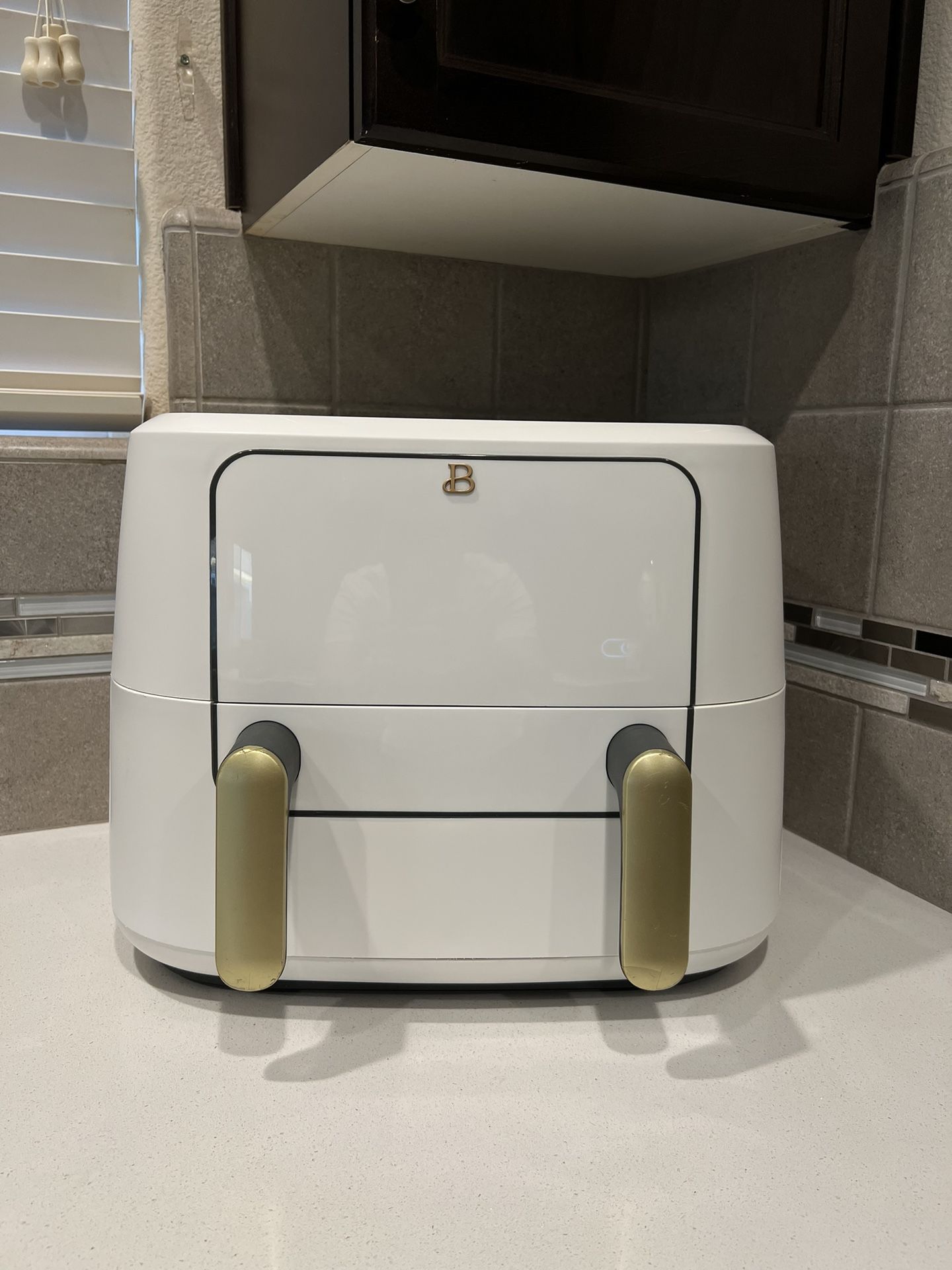 Beautiful By Drew Barrymore 9 Quart Air Fryer with 3 Functions, 10 Cooking Programs, Ceramic Coating, and 9 Qt. Capacity (White Icing)