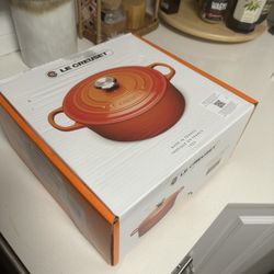 Pot Le Creuset Signature Cast Iron Round Dutch Oven, 4.5 Qt - Color: FLAME