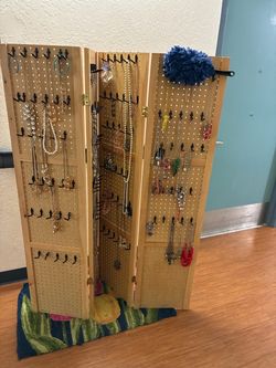 4-panel display board (Hooks Included, but NOT jewelry!)