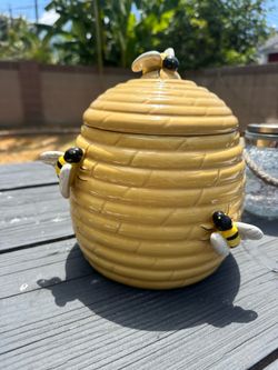 Winnie the Pooh baby shower decor