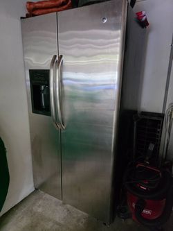 GE side by side Refrigerator and Freezer