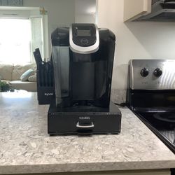 Keurig 2.0 K500 Coffee Pot w/carafe-Mind Reader 36 Pod Drawer & Refill Single and Carafe Refiilable Pods