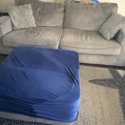 Pull Out Couch 