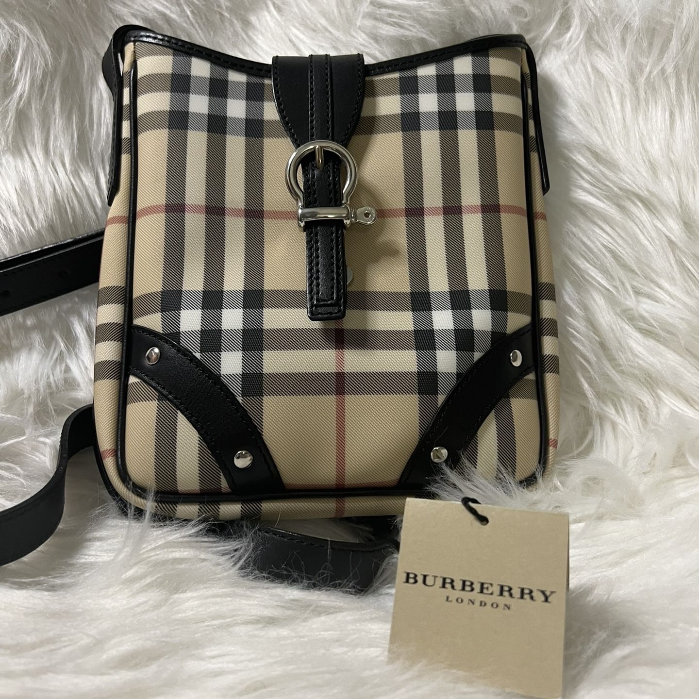 AUTHENTIC VINTAGE BURBERRY SLING BAG for Sale in Fairfax, VA - OfferUp