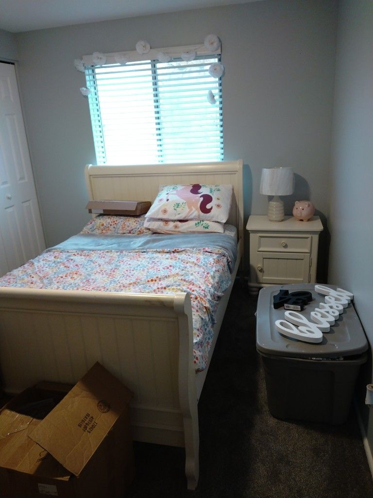 Girls Bedroom Set( Pottery Barn)