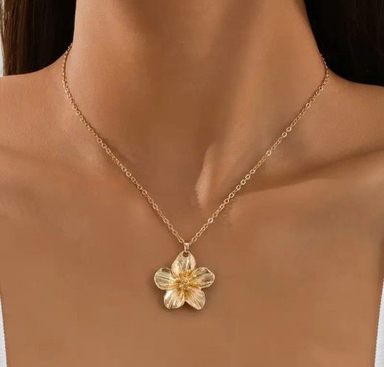 Elegant Gold Tone Flower Necklace