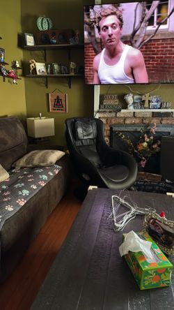 Massaging chair with Bluetooth and speakers in chair