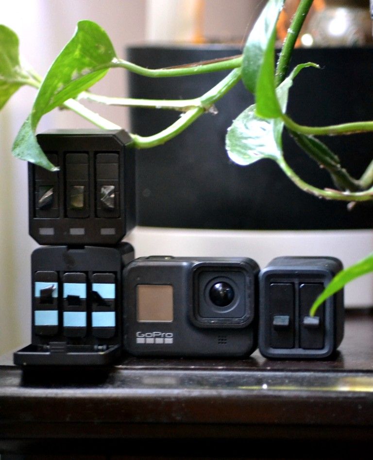 GoPro 8 (Not Working?) plus 8 batteries, no USB