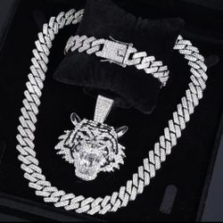 3 Pcs Fully Iced 14K White Gold Plated Cubic Zirconia Tiger Head 20 Inches Chain Pendant Necklace And Bracelet Set 